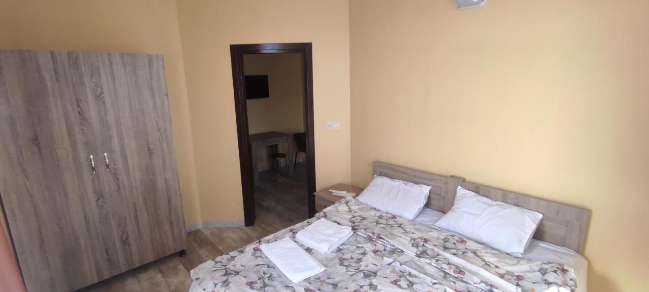 Femily Hotel In Batumi Mareti Str 2 Exterior photo